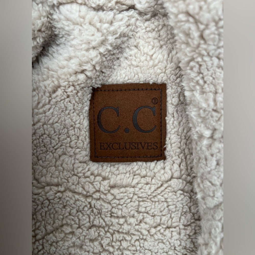 C.C.BEANIE REVERSIBLE LEOPARD PRINT
SHERPA/FAUX FUR VEST, size M - Picture 6 of 11